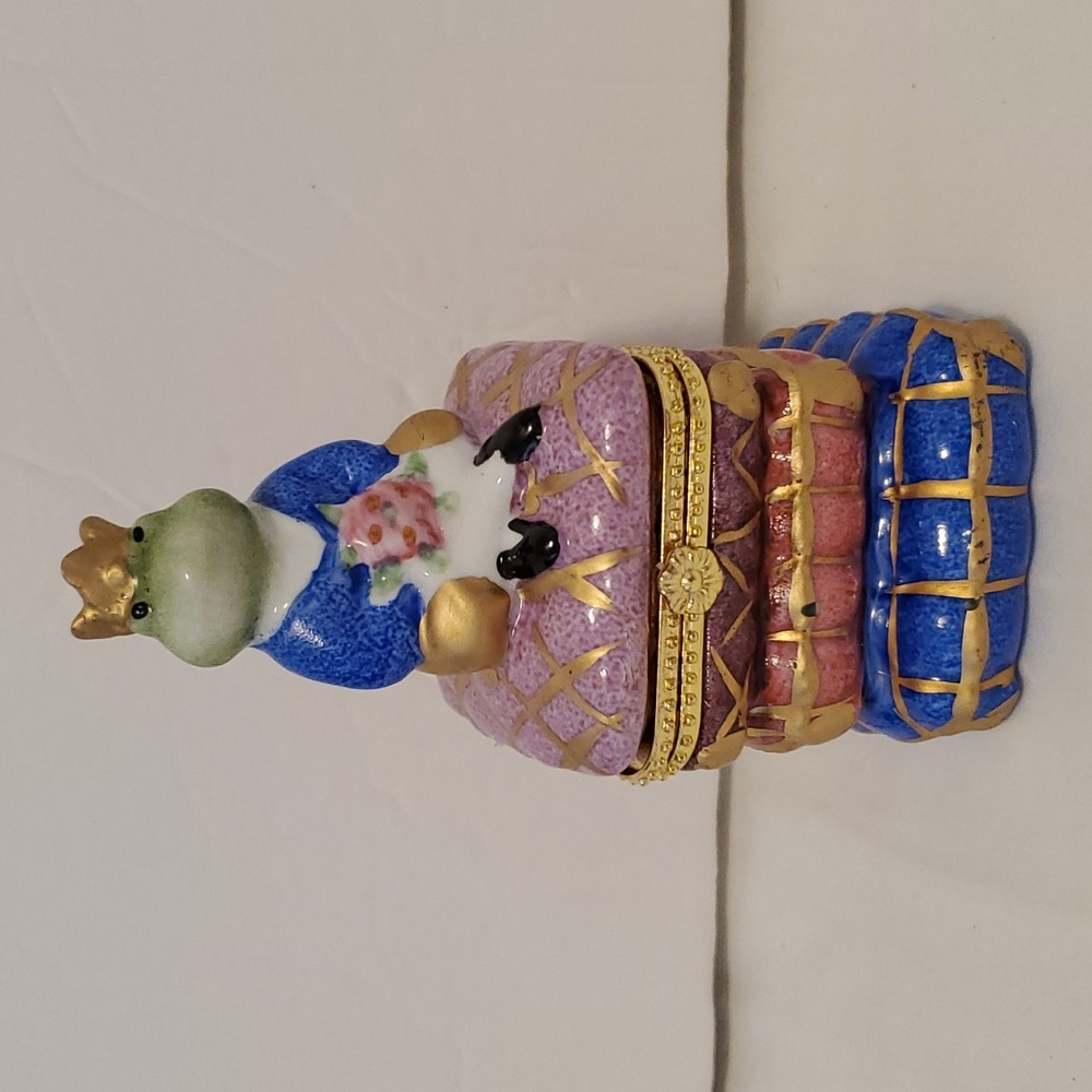 BOMBAY Vintage Prince on Pillow Candle